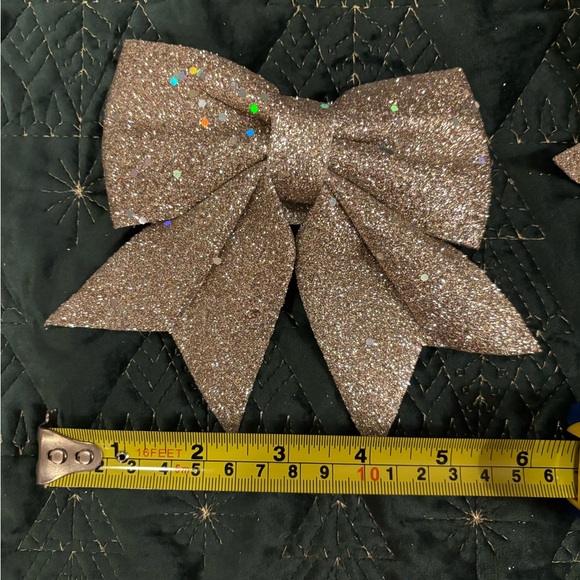 ✨🎄🎀 Silver Shimmer Christmas Bow – Set of 2 - Picture 6 of 7